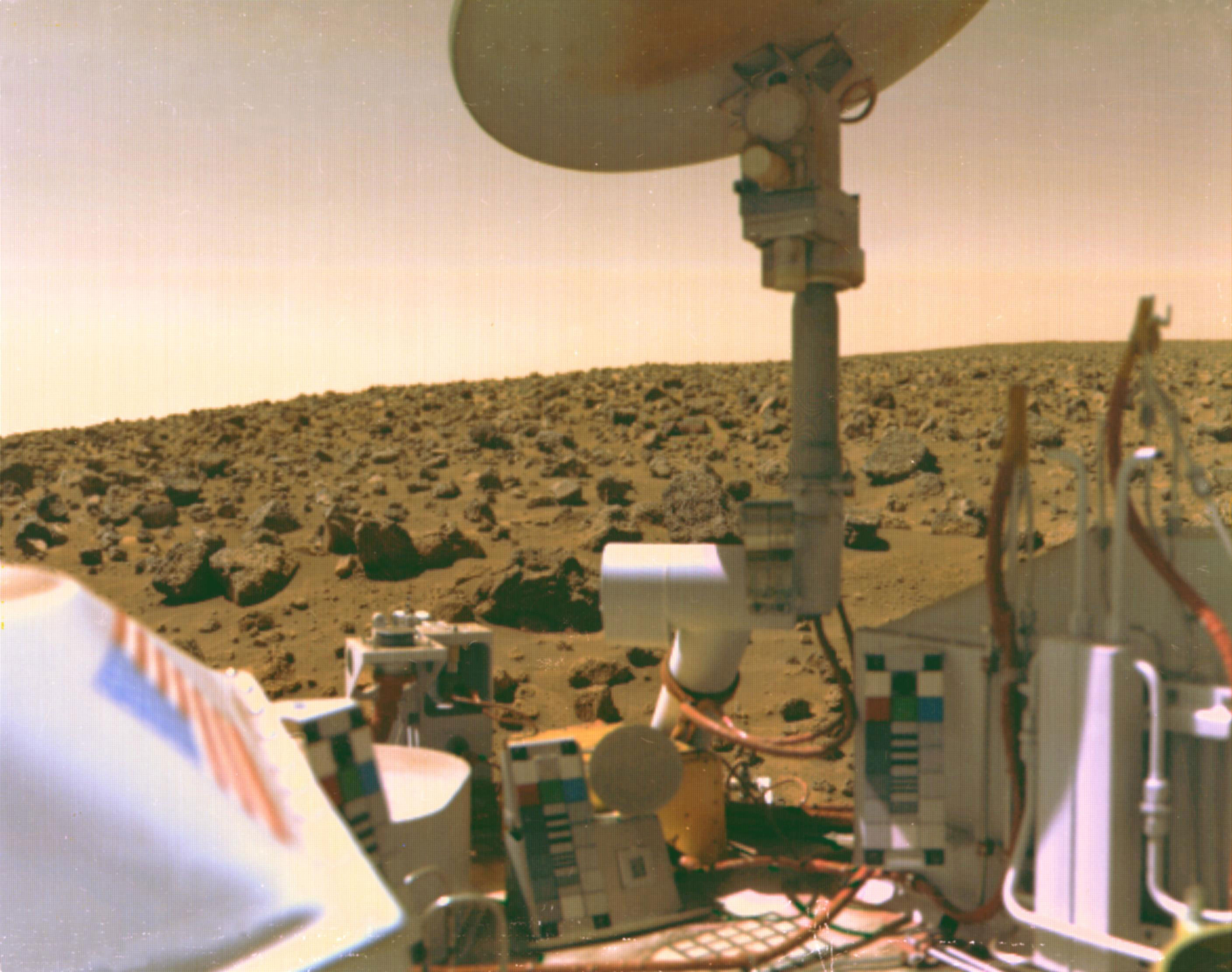 A boulder-strewn field of red rocks stretches across the horizon in this self-portrait of Viking 2 on Mars’ Utopian Plain. Credit: NASA/JPL
