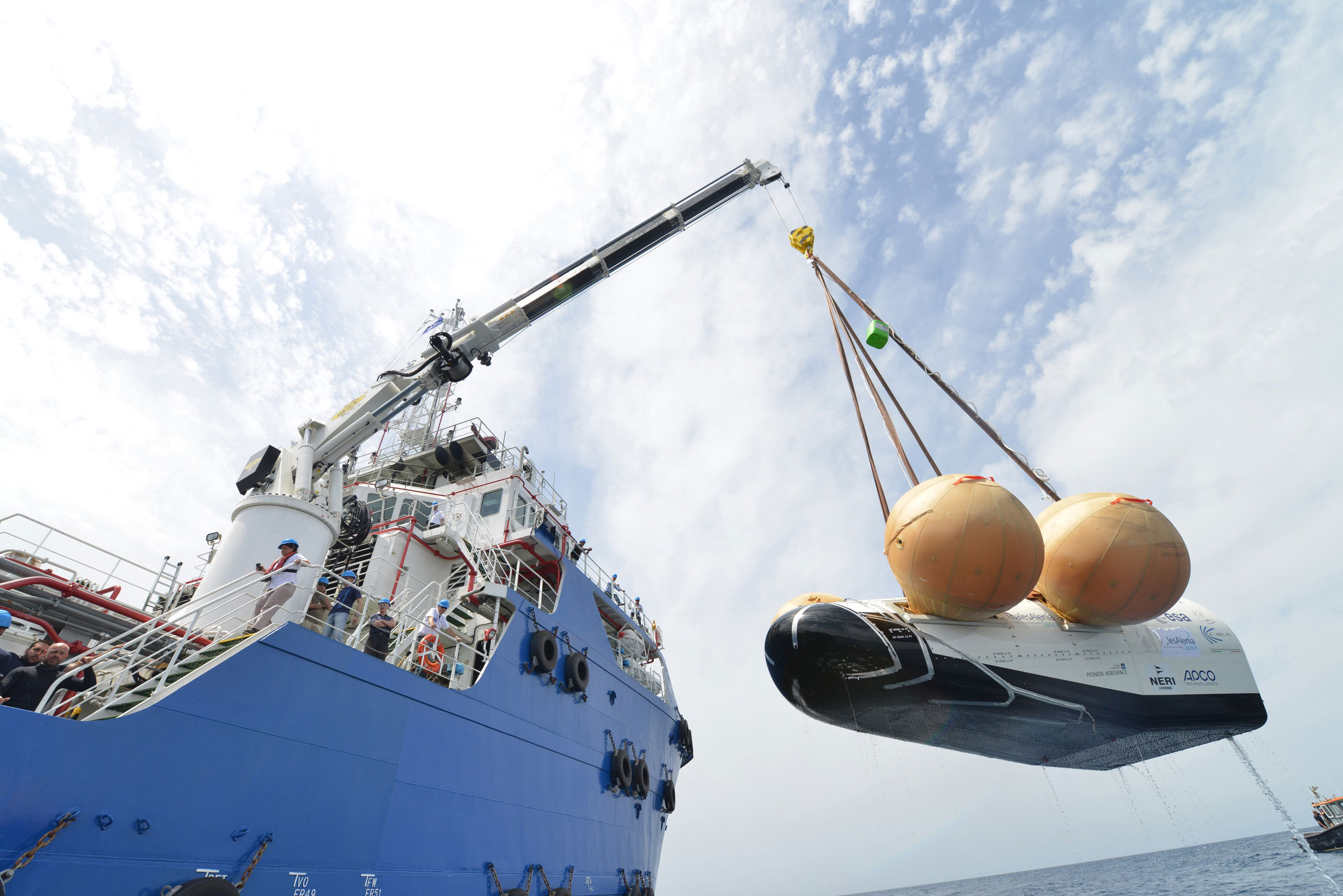 IXV prototype hoisted onto ship. Credit: Neri - Livorno (I)